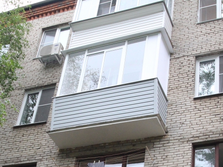 Остекление балконов окнами под ключ