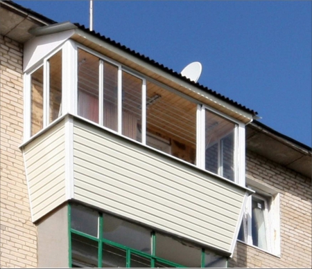 Остекление балкона с крышей под ключ