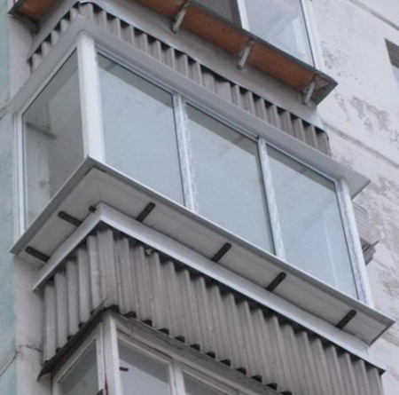 Недорогое остекление балкона с выносом 