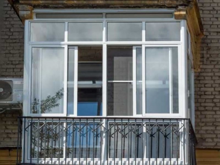 Французское остекление балкона раздвижными окнами