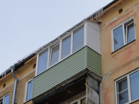 Остекление балкона с крышей в Екатеринбурге